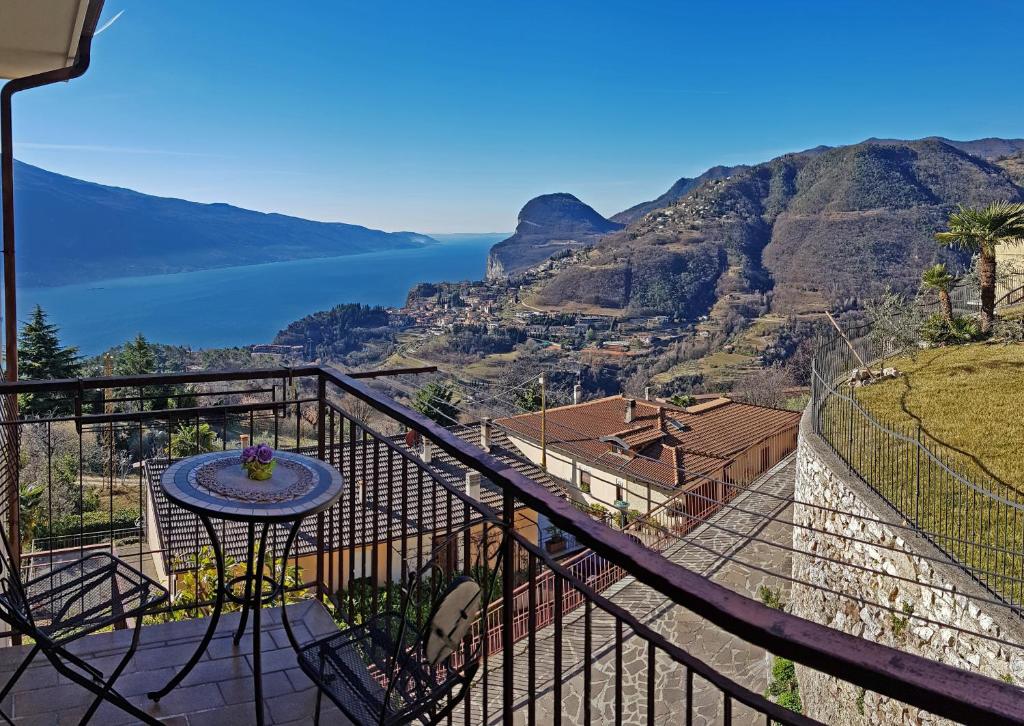 Casa Palanca Lake view apartment by Gardadomusmea - holiday apartments in Tremosine sul Garda Lake Garda