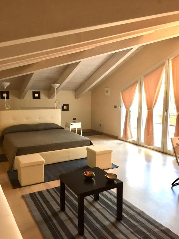 RESIDENZA VIRGILIANA SUITE con terrazza-Centro Storico - holiday apartments in Mantova Lake Garda