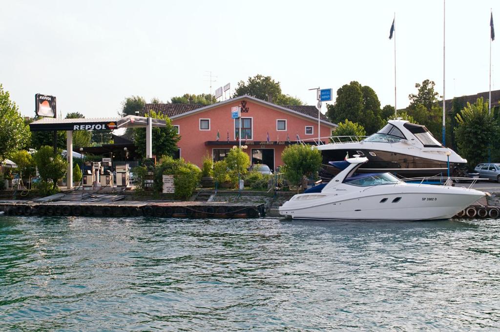 Hotel Johnson - 3 star accommodation in Peschiera del Garda Lake Garda