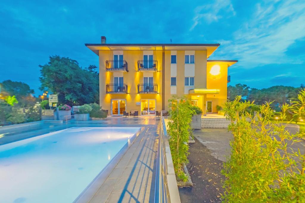 Hotel Nuova Barcaccia - 3 star accommodation in Peschiera del Garda Lake Garda