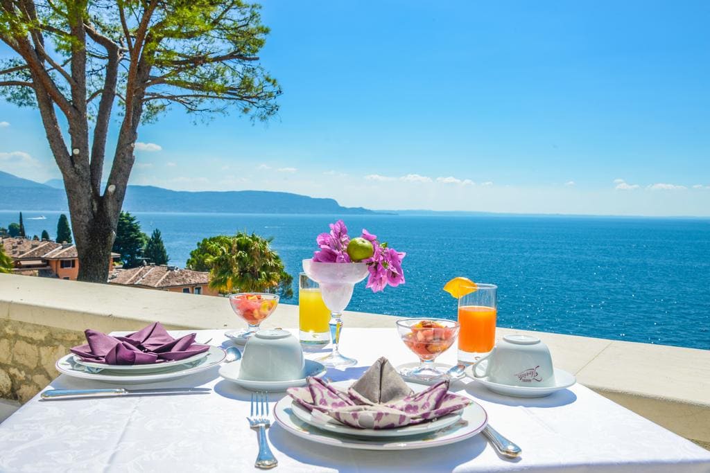 Hotel Villa Florida & Suite Apartments - 4 star hotel in Gardone Riviera Lake Garda
