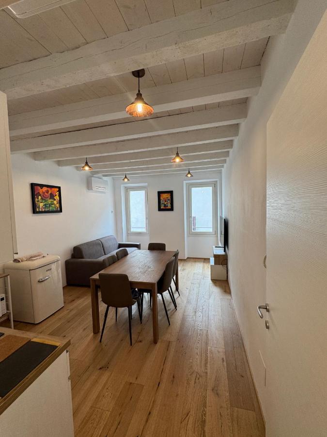 Loggia Tre Piazze Apartments - hotels in Brescia Lake Garda