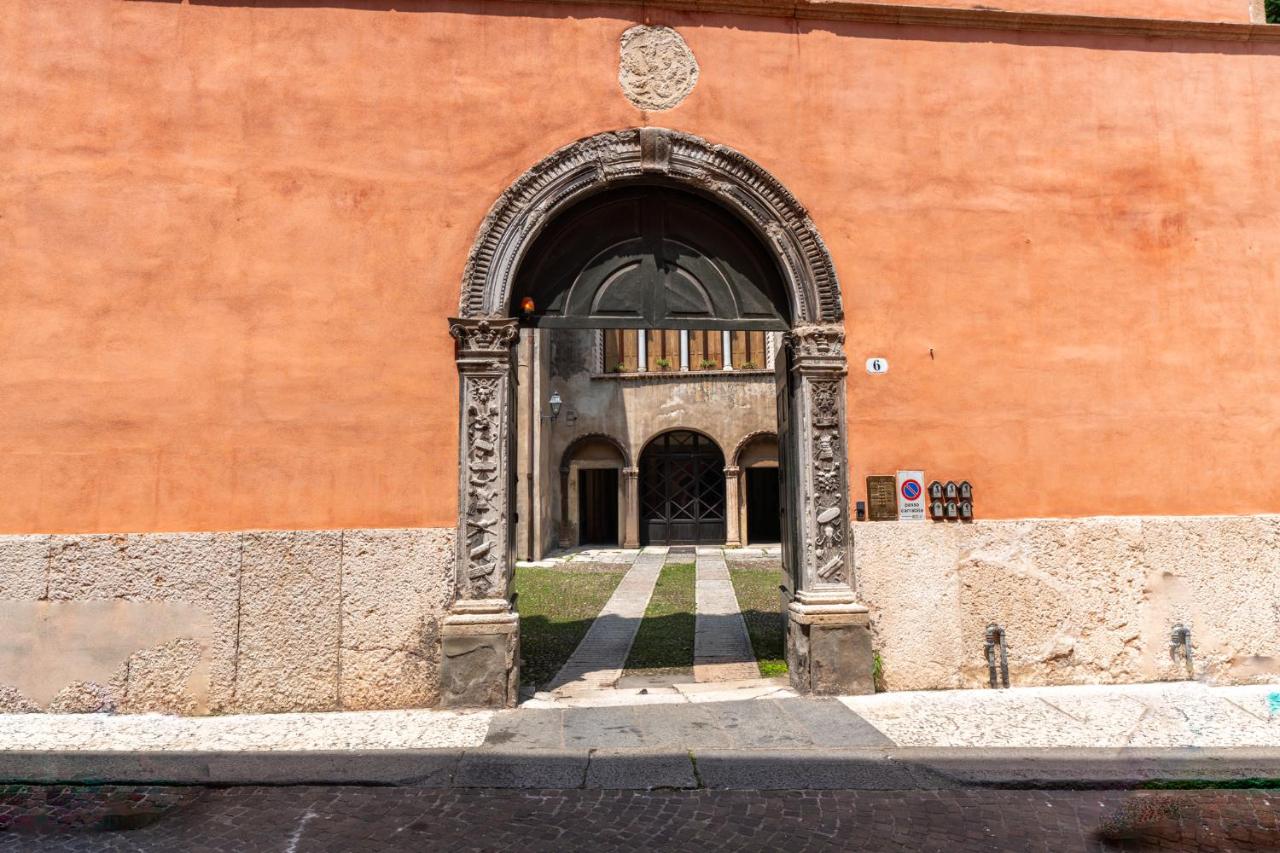 Palazzo delle Guglie by Postcardsfrom - hotels in Verona Lake Garda