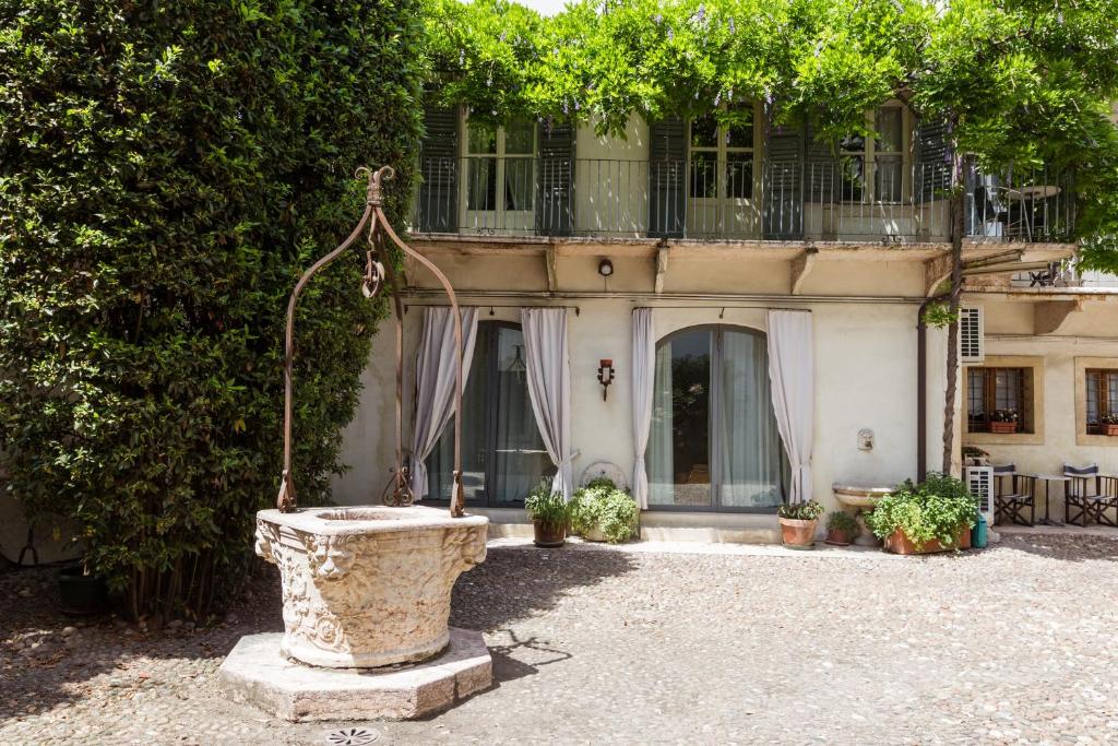 Palazzo Fracastoro - bed and breakfast in Verona Lake Garda