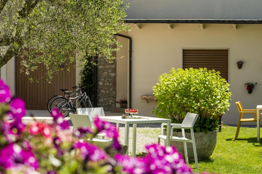 Palazzo Trevignane - La Saletta Verde - holiday apartments in San Felice del Benaco Lake Garda