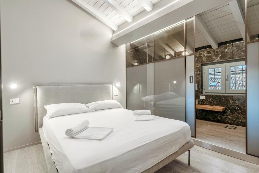 HOST4U - Beautiful New Room 56 in Brescia City Center Piazzale Arnaldo - holiday apartments in Brescia Lake Garda
