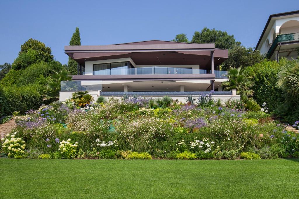 Villa Grace with Pool on the Lake - accommodation in Manerba del Garda Lake Garda