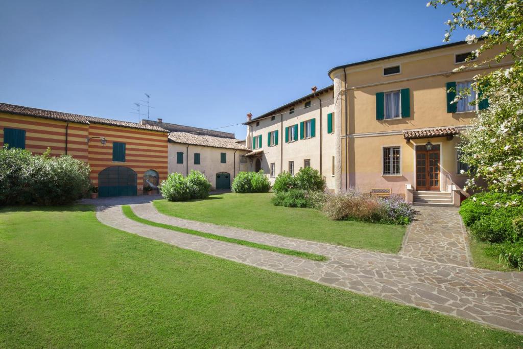 Villa Oleandra with Pool up to 12 People - holiday apartments in Volta Mantovana Lake Garda