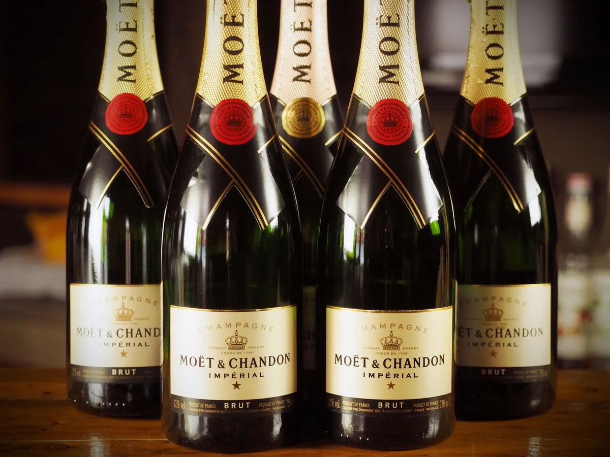 Cantina Bar Rosso &amp; Champagne, Castiglione delle Stiviere — Ristoranti Michelin Lago di Garda