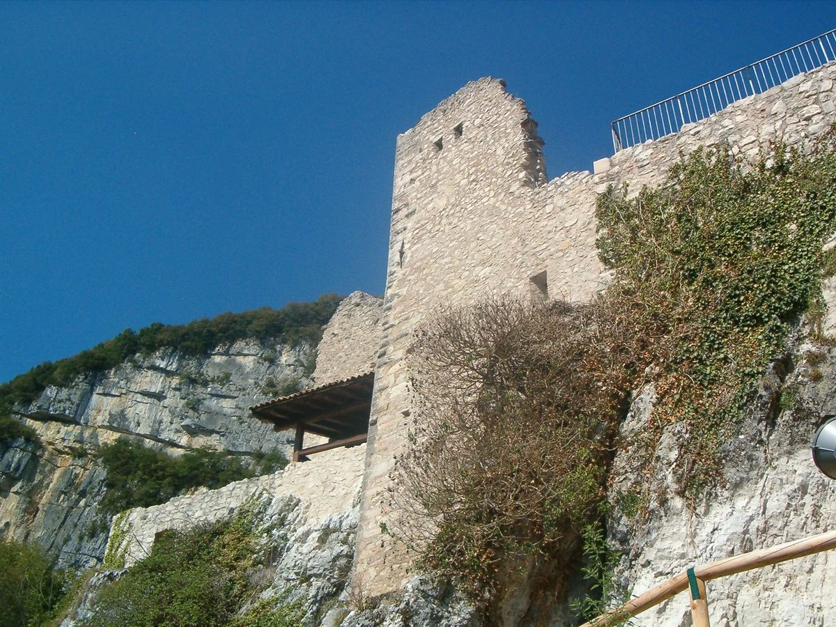 Castel Corno, Isera — Castelli e Fortezze Lago di Garda