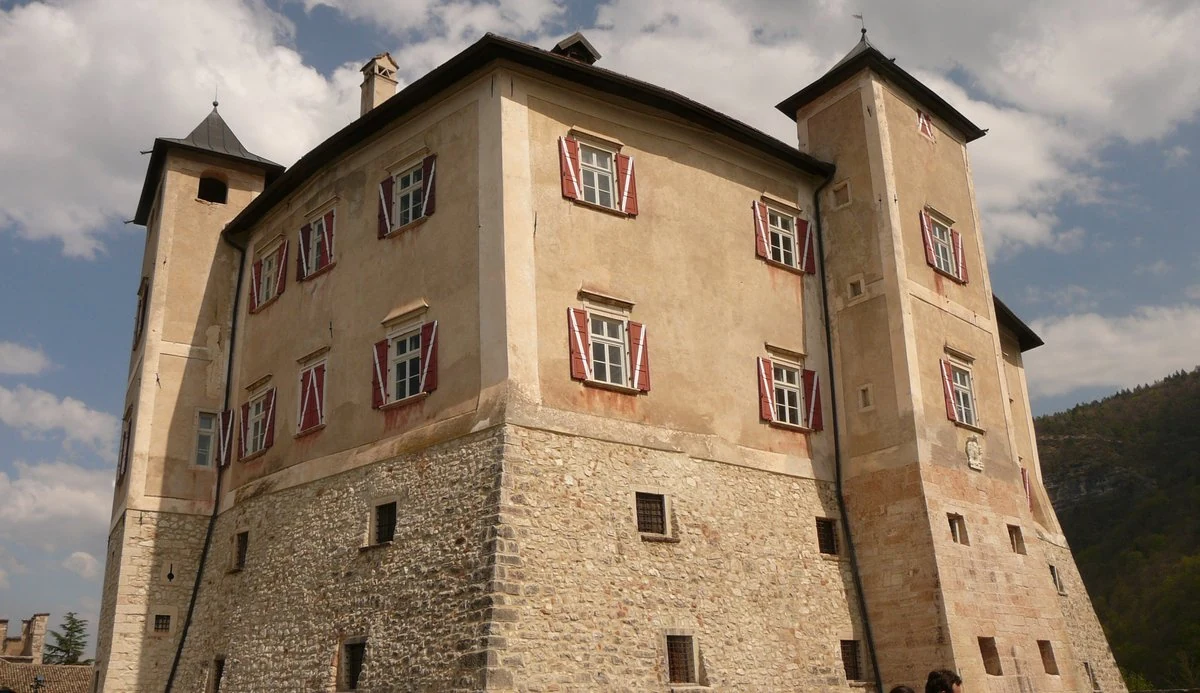 Castel Thun, Ton — Musei e Monumenti Lago di Garda