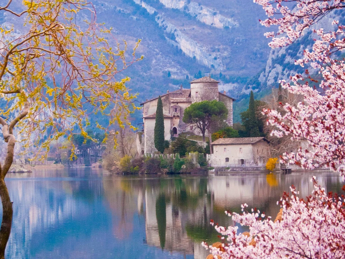 Castel Toblino, Madruzzo — Castelli e Fortezze Lago di Garda