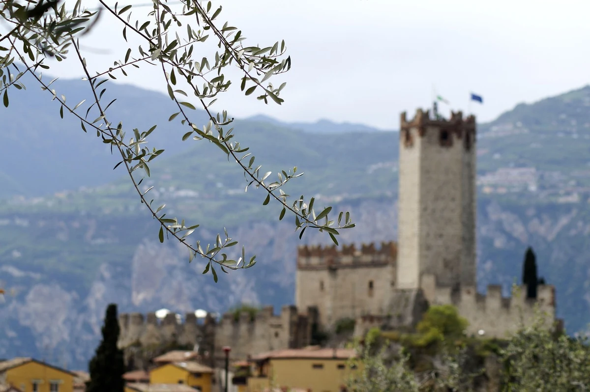 Castello, Volta Mantovana — Castelli e Fortezze Lago di Garda
