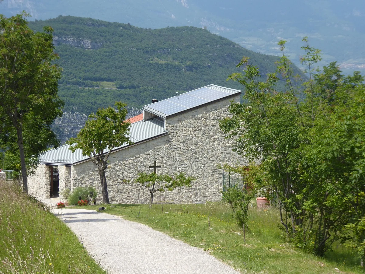 chiesa della comunità monastica Fraternità di Gesù, Trambileno — Chiese e Santuari Lago di Garda