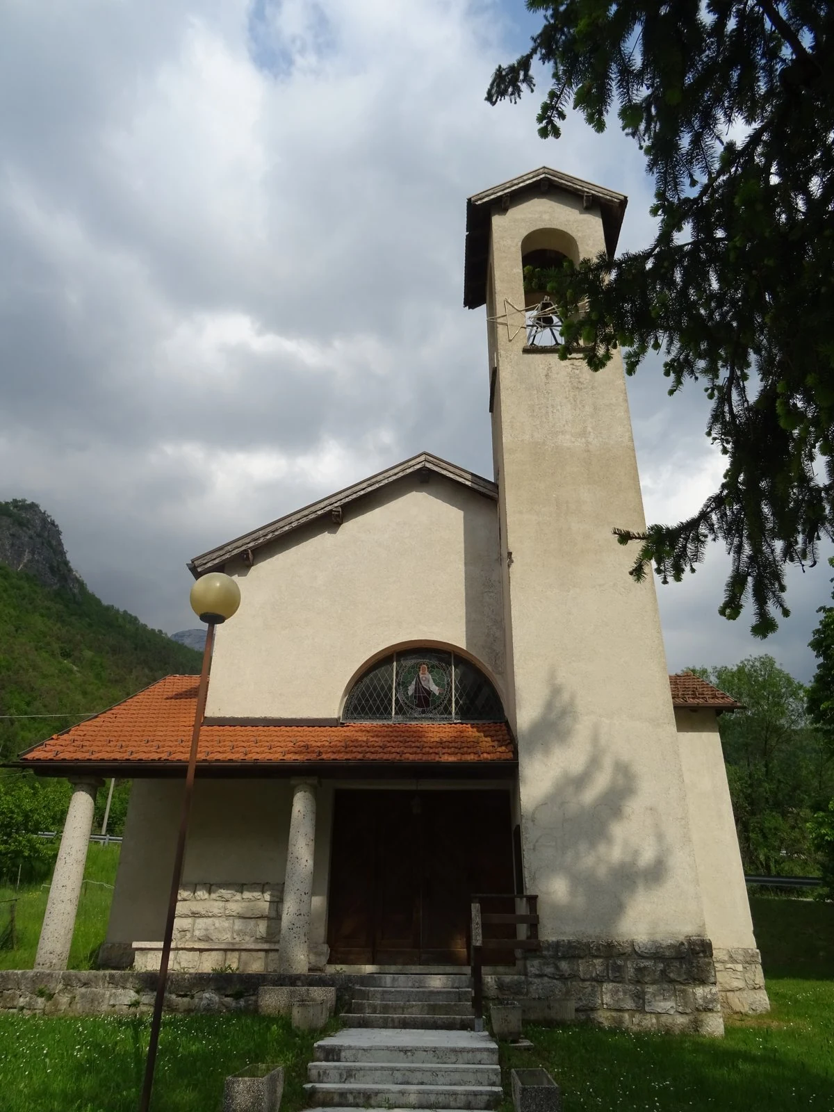 chiesa dell'Ausiliatrice e di San Giuseppe, Vallarsa — Chiese e Santuari Lago di Garda