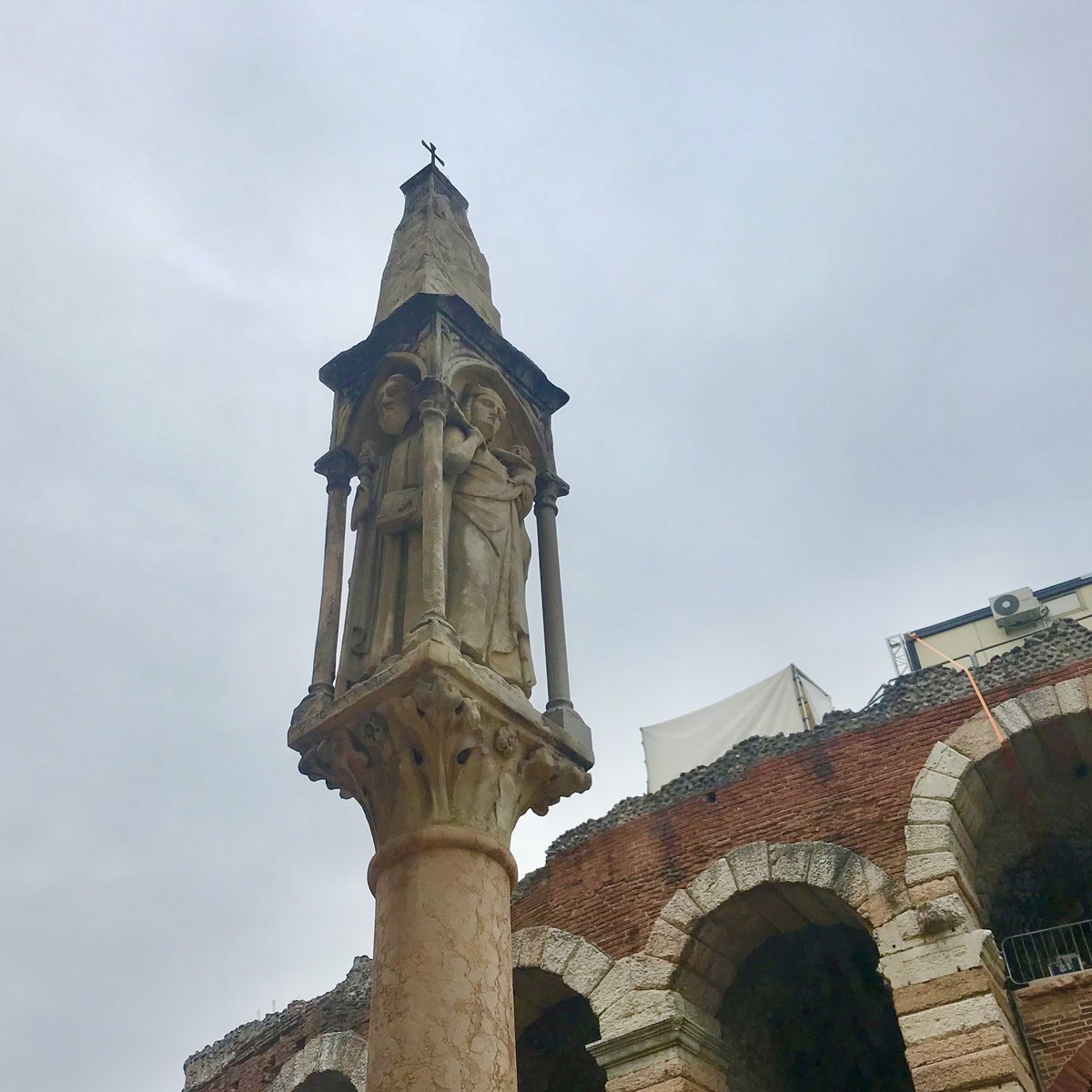 colonna con capitelli