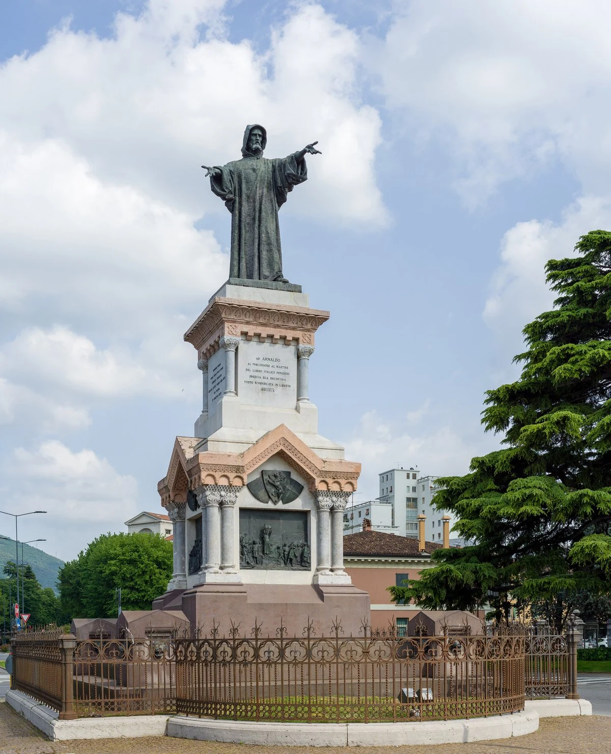 Monumento a Arnaldo da Brescia, Brescia — Musei e Monumenti Lago di Garda