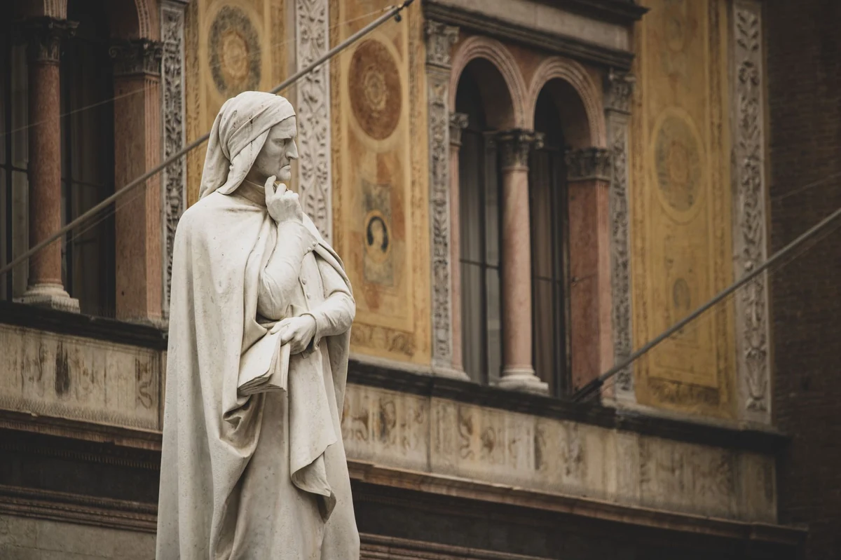 Monumento a Dante Alighieri, Verona — Musei e Monumenti Lago di Garda