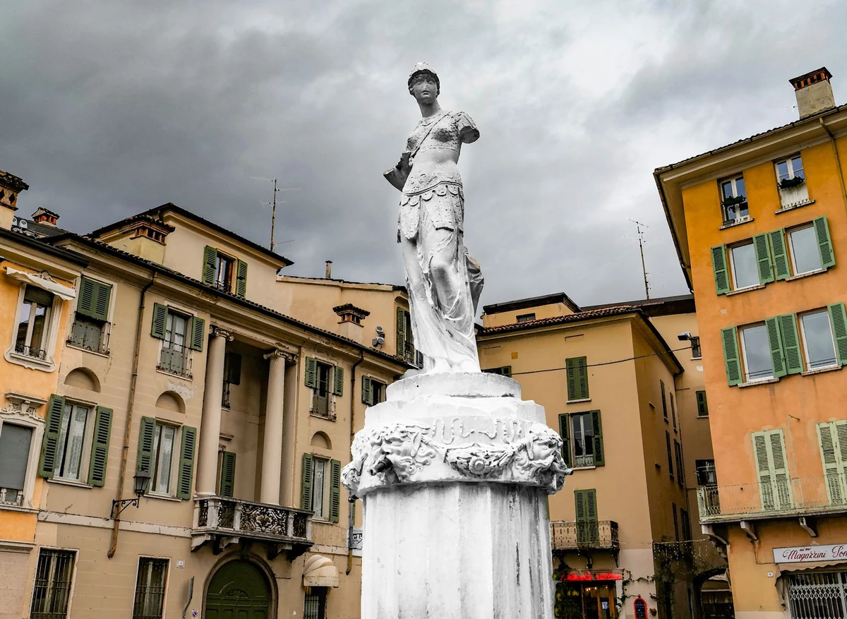 Monumento alla Bella Italia, Brescia — Musei e Monumenti Lago di Garda