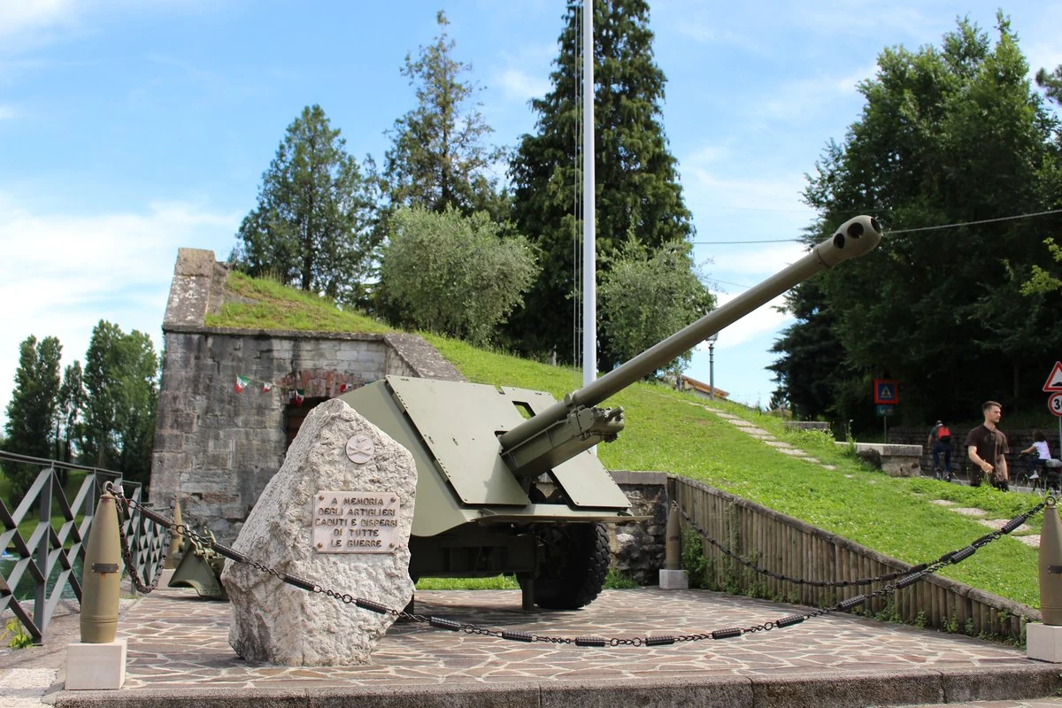 monumento degli Artiglieri, Peschiera del Garda — Musei e Monumenti Lago di Garda