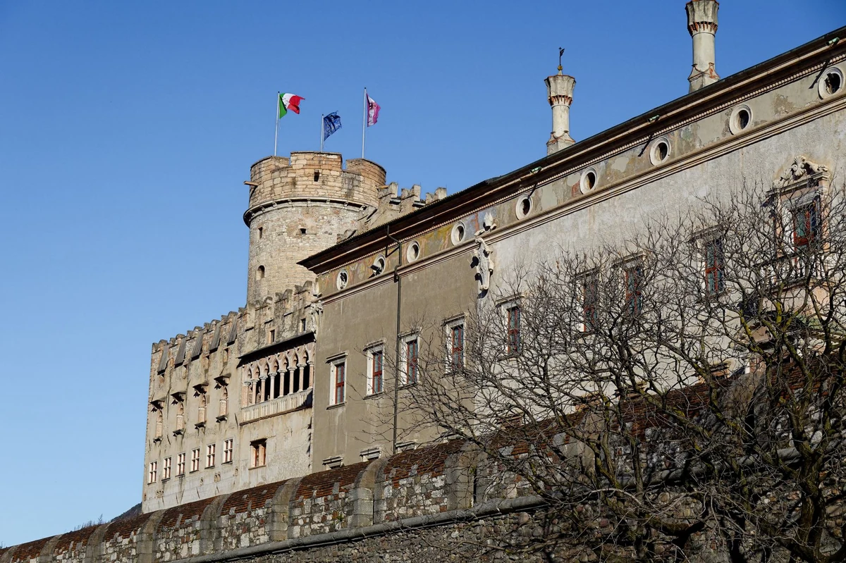Palazzo Larcher Fogazzaro, Trento — Castelli e Fortezze Lago di Garda