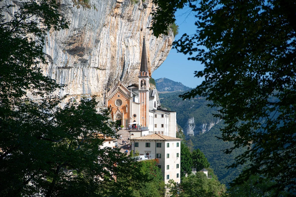 Santuario della Via Crucis, Cerveno — Chiese e Santuari Lago di Garda