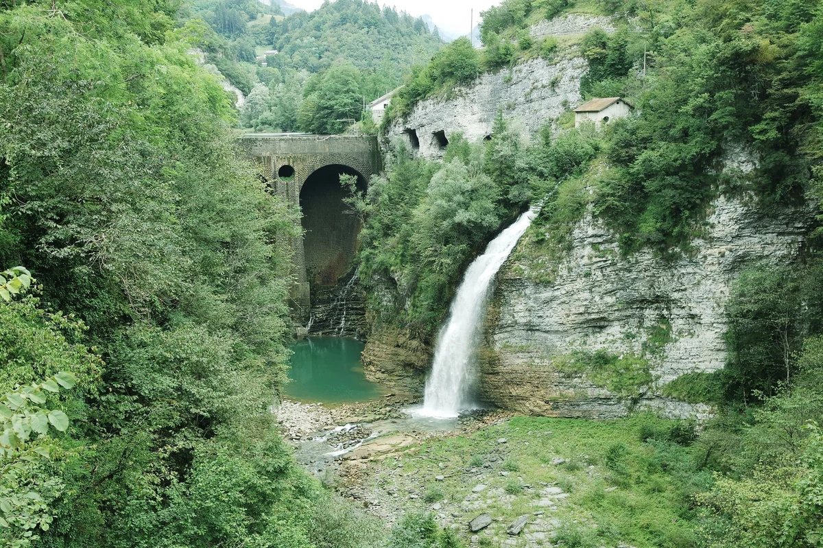 vista su cascata, Garniga Terme — Punti Panoramici Lago di Garda