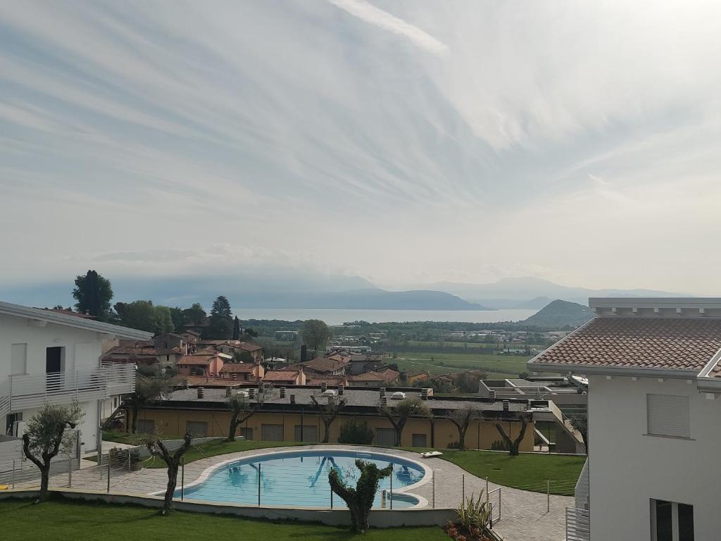 Bilocale in residence vista lago con piscina - holiday apartments in Polpenazze del Garda Lake Garda