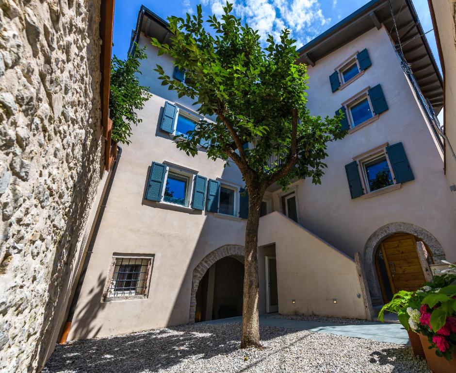 Casa Kaki - Eco friendly Apartments with Parking & Private Courtyard - holiday apartments in Malcesine Lake Garda