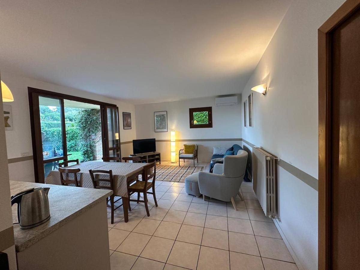Charming Villa Flat with Garden and Patio in Lake Garda - hotels in Padenghe sul Garda Lake Garda