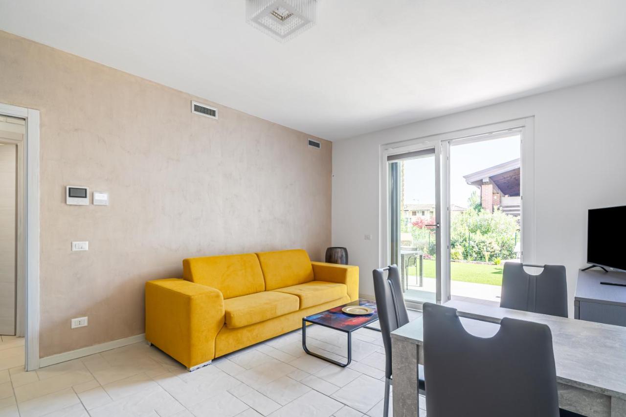HOST4U - Garda Lake Lido Apartments With Pool - hotels in Padenghe sul Garda Lake Garda