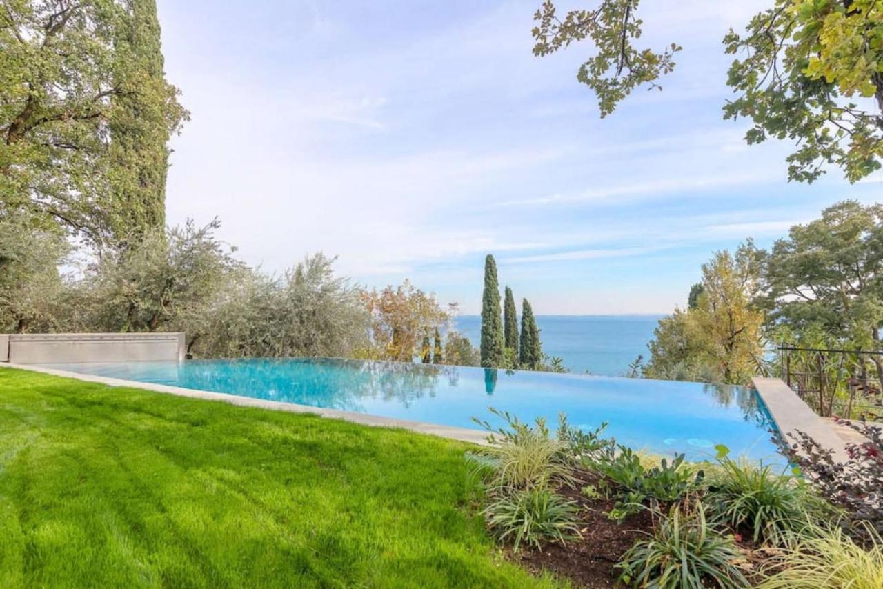 VILLA MICHELLE Amazing view Pool Beach front - hotels in Padenghe sul Garda Lake Garda
